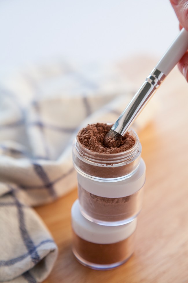 Make Your Own Natural Mineral Clay Eyeshadow