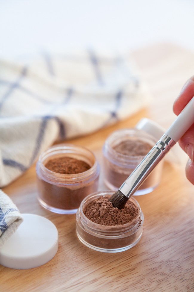 Make Your Own Natural Mineral Clay Eyeshadow